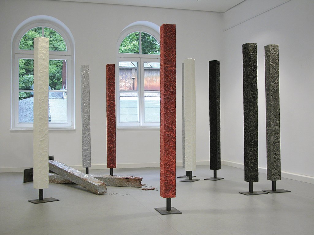Beziehungsfeld, 2003, Installation mit 10 Skulpturen · Relating / 2003 / Installation with 10 sculptures